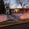Des pompiers peuvent être vus dans la fumée derrière une demeure à Sherbrooke. 