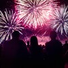 Une foule qui regarde des feux d'artifice.