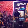 Francelle Maria sur scène avec sa guitare et ses musiciens.