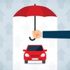 Illustration d'une personne qui tient un parapluie au-dessus d'une automobile.