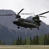Un hélicoptère atterrit à Kananaskis pendant le Sommet du G7.