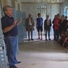 Un guide explique à des étudiants l'histoire de la prison Winter à l'intérieur de celle-ci.
