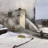 Des pompiers de Drummondville combattent un incendie.