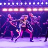 Des danseurs en performance sur une scène.