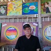 L'artiste Jim Smith avec ses œuvres au marché à l'Anse-des-Belliveau.