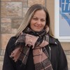 Karine D’Auteuil devant une affiche de la Fédération Interprofessionnelle de la santé du Québec.