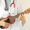 Un médecin joue du ukulele.