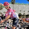 La cycliste Magdeleine Vallières-Mill sourit sur son vélo