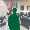 Trois silhouettes, dont une au centre en vert, devant une salle de conseil municipal et une carte de l'Ontario