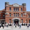 Une vingtaine de personnes réunies devant le manège militaire Colonel-Gaëtan-Côté, à Sherbrooke