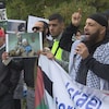 L'imam Adil Charkaoui au micro lors d'une manifestation pro-Palestine à Montréal.