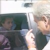 Marcel Blanchette, assis dans une voiture, et Marcel Bolduc à l'extérieur. 