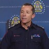 Le chef de la police de Calgary, Mark Neufeld, en conférence de presse.