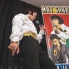 Un jeune personnificateur d’Elvis Presley en pleine performance musicale.