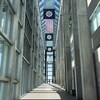 Un grand corridor lumineux à l'intérieur du Musée des beaux-arts du Canada.