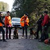Cinq personnes et trois chiens se préparent à participer aux recherches pour retrouver Nadia Lantin.