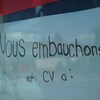 Une affiche manuscrite «Nous embauchons».