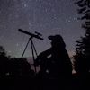 Un astronome amateur attend que la pluie de météorites des Perséides commence près de Bobcaygeon, en Ontario.