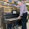 Aimé Dery dans son atelier à Edmonton, répare un piano. 
Edmonton
22 avril 2022