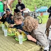 Des volontaires participent au concours de pickles à Coaticook.