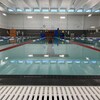Corridors de natation vides d'une piscine intérieure.