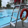 Des sauveteurs autour de la piscine.