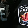 Gros plan du blason sur la manche d'un uniforme de police de Hamilton.