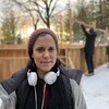 Sonia Bonspille Boileau devant une patinoire extérieure.