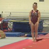 La gymnaste, Raphaëlle Perreault, s'apprête à prendre son élan et sauter.