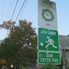 Une pancarte où est inscrit « rue conviviale » et une autre où est écrit « Jeu libre ».
