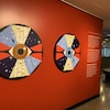 Une œuvre qui célèbre la culture et les traditions algonquines anishinaabe sur un mur d'exposition.