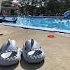 Des sandales devant une piscine. 