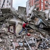 Un homme parmi des débris suit à un tremblement de terre en Turquie.