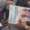 Une personne tient dans ses mains un exemplaire du rapport Signes vitaux 2022 lors de son dévoilement à l'Hôtel de Ville d'Edmonton.