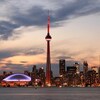La silhouette du centre-ville de Toronto en soirée, depuis le lac Ontario.