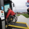 Un usager utilise la rampe d'accès d'un autobus de la Société de transport de l'Outaouais.