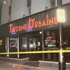 Une scène de crime installée devant la Taverne urbaine, à Sherbrooke. 