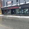 L'extérieur de la taverne urbaine. 