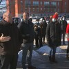 Une trentaine de personnes manifestent devant le cégep de Sherbrooke. 