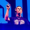 Tiësto en performance sur une scène lors de Lollapalooza Buenos Aires en 2019.