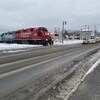Un train passe dans une ville.