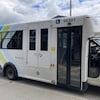 Un autobus de transport adapté de la STS. 