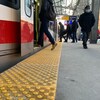 Des usagers entrent dans le train à Calgary.