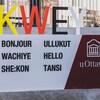 Une affiche de bienvenue en sept langues sur le campus de l'Université d'Ottawa