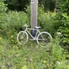 Un vélo peint en blanc sur lequel il est écrit "Une cycliste est décédée ici. Estelle Leblanc. 9 octobre 2021". 