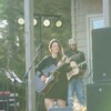 Vickie Deveau sur scène avec sa guitare.