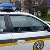 Le côté passager d'une voiture de la Sûreté du Québec.