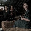 Six femmes installées dans une grange regardent vers la droite, dans une scène du film «Women Talking».
