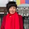 Yafang Shi devant la bibliothèque d'Aurora.