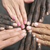 Les mains de différentes couleurs de peau qui se joignent.